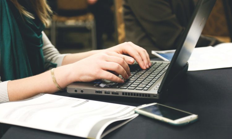 Frau am Laptop