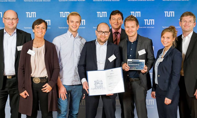 Strahlende Sieger: das Celonis-Team Alexander Rinke, Bastian Nominacher (3., 4.v.l.), Julia Meier und Julian Baumann (2., 3.v.r.) mit der Jury des Presidential Entrepreneurship Awards.