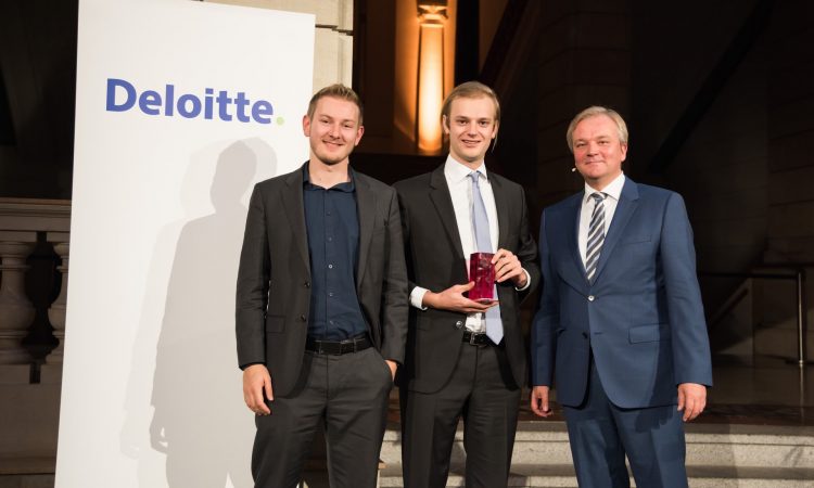 Deloitte Fast 50 - 2015 Berlin; Fast 50 Award; Platz 1; Celonis GmbH GmbH; vlnr; Hr. Julian Baumann (Marketing & PR Manager); Hr. Alexander Rinke (GF); Hr. Dr. Andreas Gentner (Deloitte)