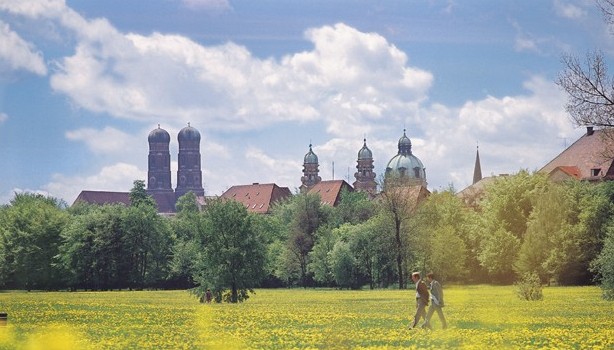 Blick Englischer Garten auf Innenstadt