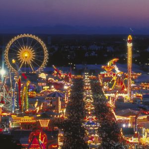 Oktoberfest bei Nacht von oben