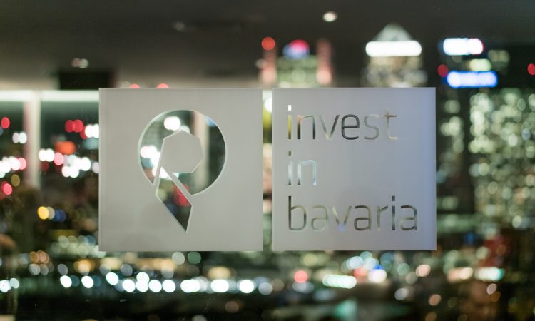 inveset in bavaria logo auf glasscheibe