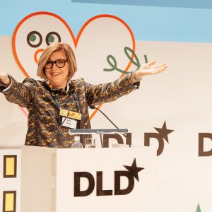 Stephanie Czerny begrüßt die Teilnehmer des DLD