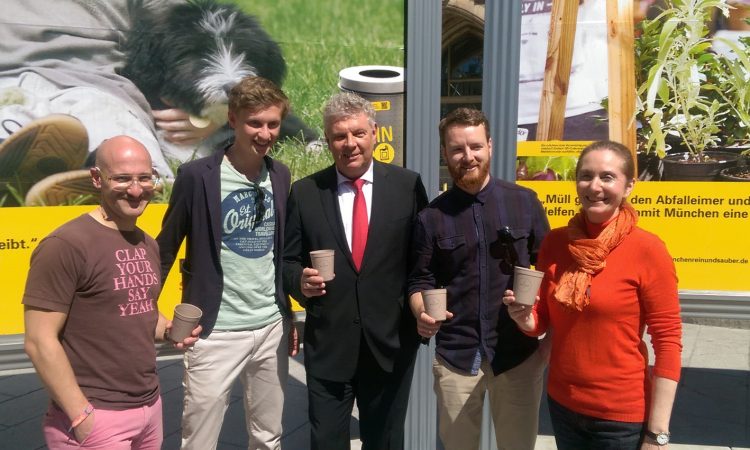 Clemens Pech, Florian Pachaly und Fabian Eckert von Recup (l., 2.v.l., 2.v.r) mit dem Münchner Oberbürgermeister Dieter Reiter (m.) und Baureferentin Rosemarie Hingerl (r.), Foto: Recup