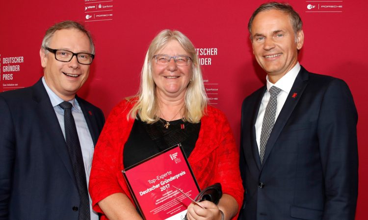 MTZ-Leiterin Cristina Mann erhält die Auszeichnung „Top-Experte“ des Deutschen Gründerpreises 2017. (links: Sparkassen-Chef Georg Fahrenschon, rechts: Porsche-Vorstand Dr. Oliver Blume). Foto: Franziska Krug