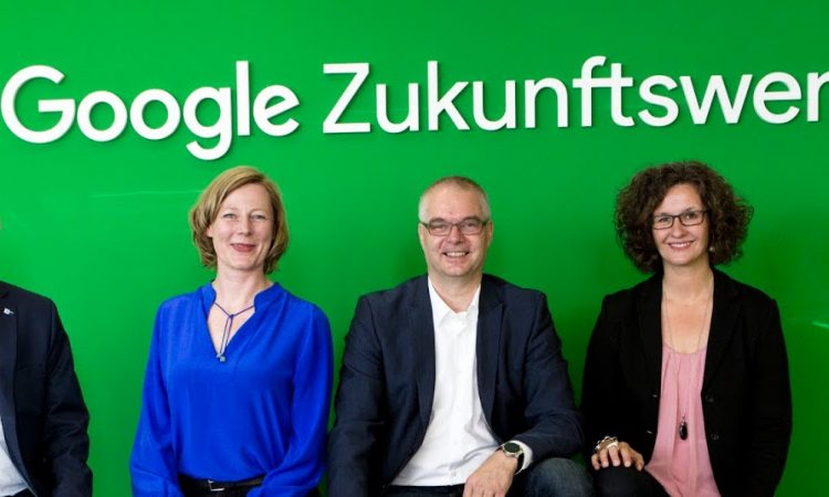 Peter Kammerer, stellvertretender Hauptgeschäftsführer der IHK für München und Oberbayern, Prof. Dr. Gesche Joost, Internetbotschafterin der Bundesregierung, Dr. Wieland Holfelder, Entwicklungschef Google Deutschland, Sabine Uehlein, Geschäftsführerin Programme Stiftung Lesen (v.l.n.r.) in der Zukunftswerkstatt, Foto: Google