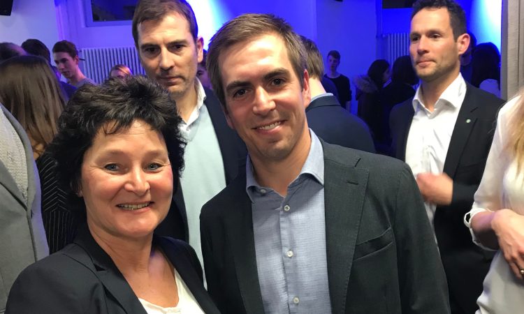 Philipp Lahm mit Gabriele Böhmer, Redaktionsleiterin von Munich Startup, im Münchner Werk1. (Foto: Munich Startup)