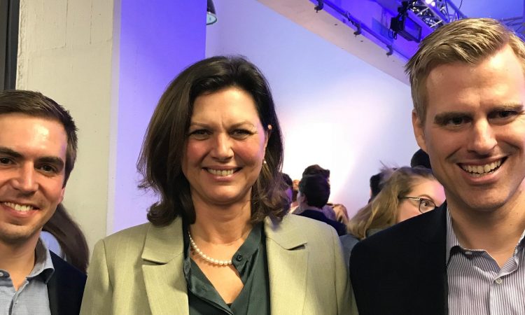 Philipp Lahm, die bayerische Wirtschaftsministerin Ilse Aigner und Hauke Schwiezer, Gründer von Startup Teens (Foto: Munich Startup)