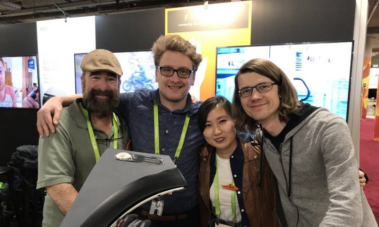 Die Gründer Jonas Girardet und Paul Günther mit dem US-Team am ProGlove Booth auf der CES in Las Vegas.