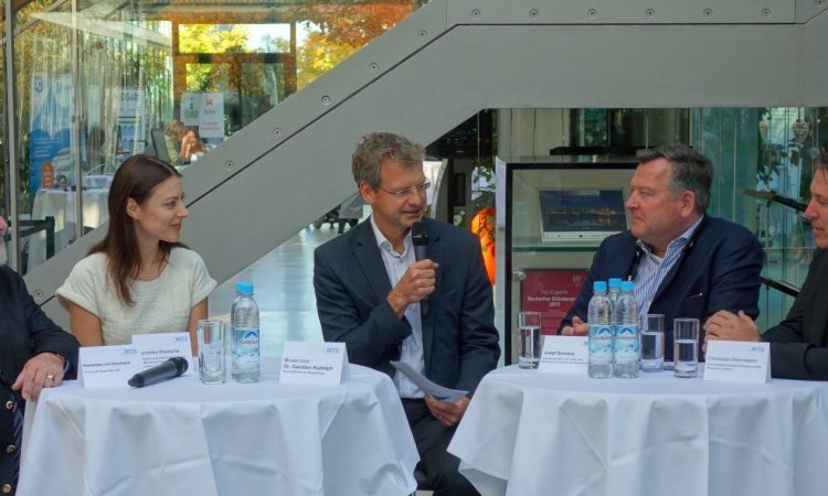 Podiumsdiskussion zum zehnjährigen Jubiläum des Münchner Technologiezentrums: Sebastian von Bomhard, Veronika Riederle, Carsten Rudolph, Josef Schmid und Christian Herrmann (v.l., Foto: S. Tischer - Munich Startup)