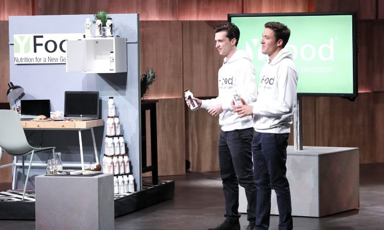 Noel Bollmann (l.) und Benjamin Kremer präsentieren mit YFood Flüssignahrung die alles enthalten soll was der menschliche Körper benötigt. Sie erhoffen sich ein Investment von 200.000 Euro für 10 Prozent der Anteile an ihrem Unternehmen.