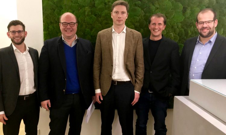 Florian Übelacker, CCO von Primecrowd, Bobbie-Geschäftsführer Tim Kuhlmann, Stephan Langkau, Director Operations bei Bobbie, Martin Bechter, COO von Primecrowd und Alexander Gran, Geschäftsführer von Bobbi (v.l.)