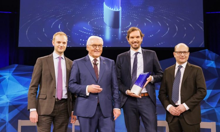 Bundespräsident Frank-Walter Steinmeier mit den Celonis-Gründern Alexander Rinke, Martin Klenk und Bastian Nominacher