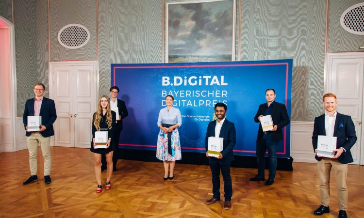 Digitalministerin Judith Gerlach (Mitte) mit den Preisträgerinnen und Preisträgern beim 1. Bayerischen Digitalpreis B.Digital in Schloss Nymphenburg