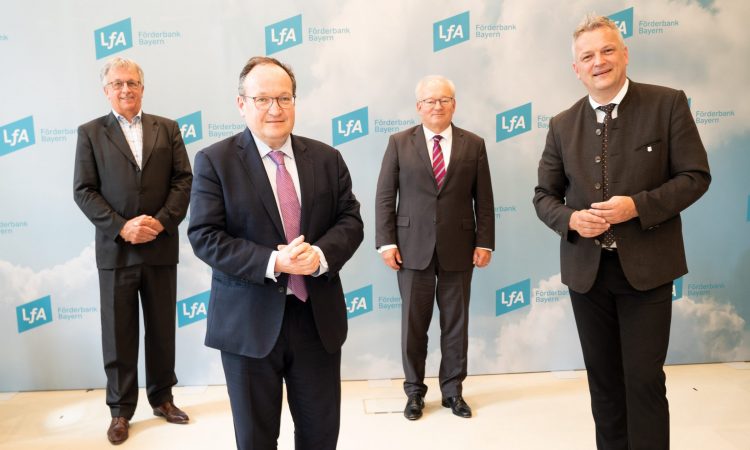 Roman Huber, Geschäftsführer von Bayern Kapital, Ambroise Fayolle, Vizepräsident der EIB, Otto Beierl, Vorstandsvorsitzender der LfA Förderbank und Bayerns Wirtschaftsstaatssekretär Roland Weigert (v.l.)